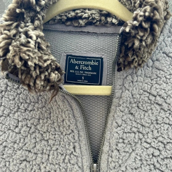 Abercrombie and Fitch Sherpa Pullover Sweater. Size small. - Picture 3 of 3